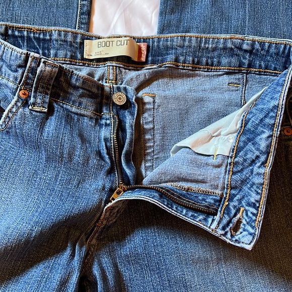 Levi’s 525 Boot Cut Distressed Jeans, raw hem, Women's approx. size 12 - Picture 10 of 16